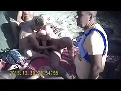 Egy kislány reggel f ...