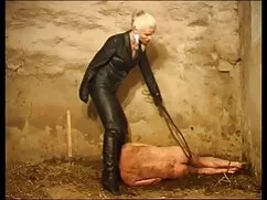 Egy fiatal lény a na ...