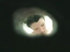 Egy közeli fiatal nő ...