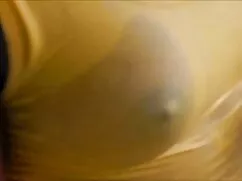 A színésznő leült a  ...