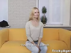 Szolga lány félénk b ...