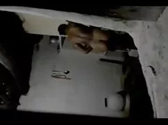 Egy férfi, aki a kis ...