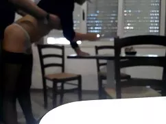 Egy lány barna hajú, ...
